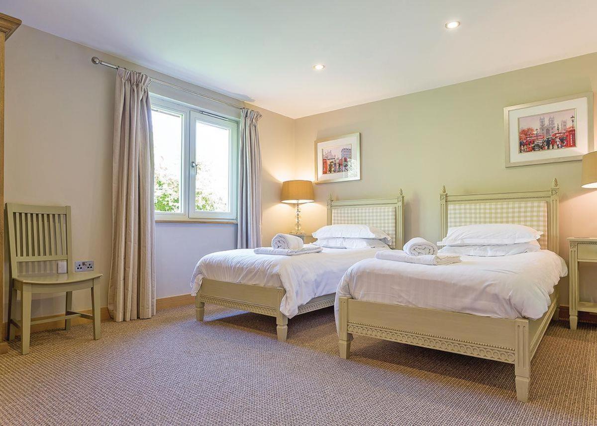 Swandown Lodges Chard Bagian luar foto