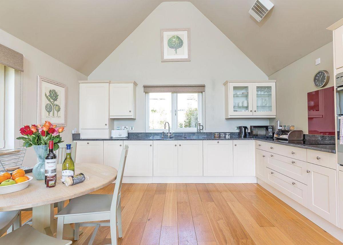 Swandown Lodges Chard Bagian luar foto