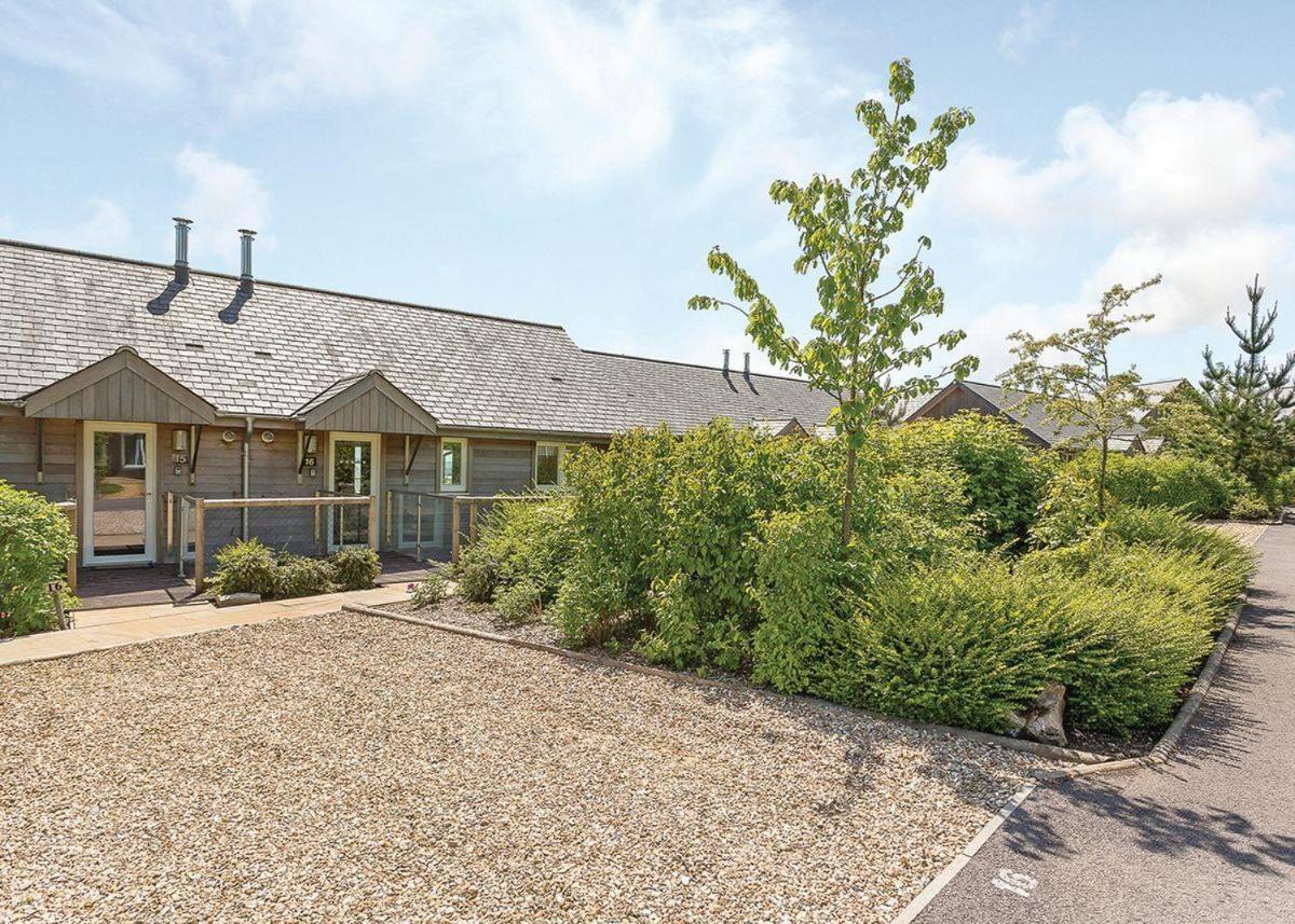 Swandown Lodges Chard Bagian luar foto